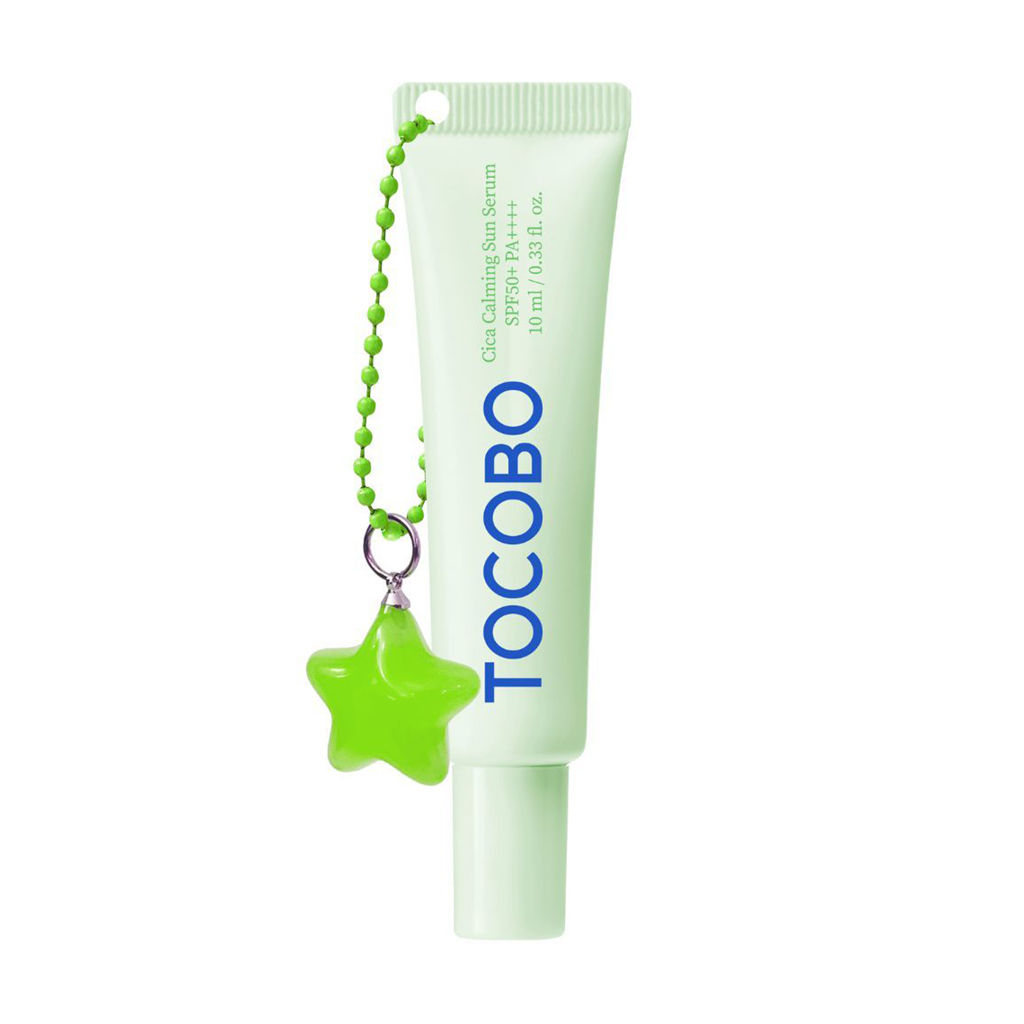 Заспокійлива сонцезахисна сироватка для обличчя Tocobo Cica Calming Sun Serum Deluxe Keyring, SPF 50+ PA++++, з брелоком, 10 мл
Заспокійлива сонцезахисна сироватка для обличчя Tocobo Cica Calming Sun Serum Deluxe Keyring, SPF 50+ PA++++, з брелоком, 10 мл
