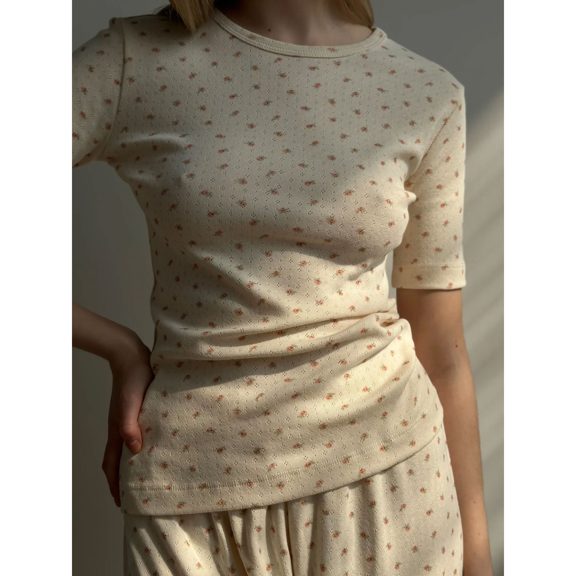 

Футболка жіноча Miso Рібана, молочна у троянду, розмір S (15036)