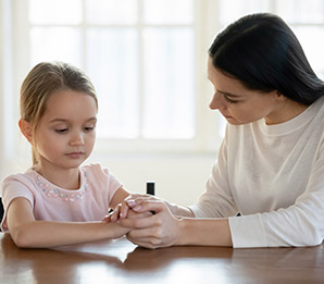Як розмовляти з дитиною про події, що розгортаються, та не викликати паніку - фото