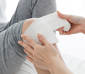 Як надати першу допомогу при кровотечі, опіках, втраті свідомості, пораненні - фото